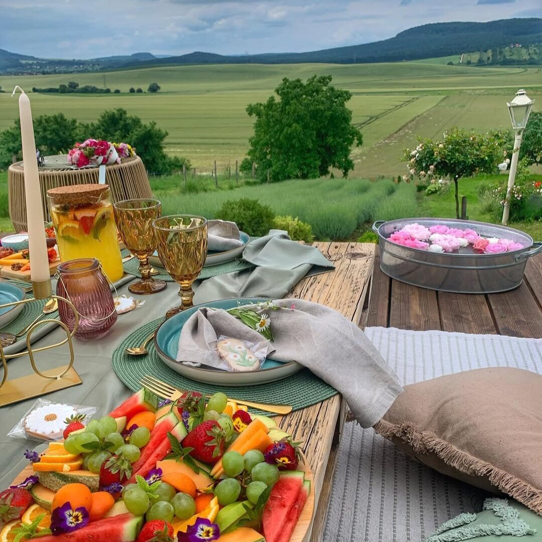Piknik a kertben, Hajnal kertje